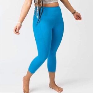 Zyia Crop Leggings in Black Size 14-16